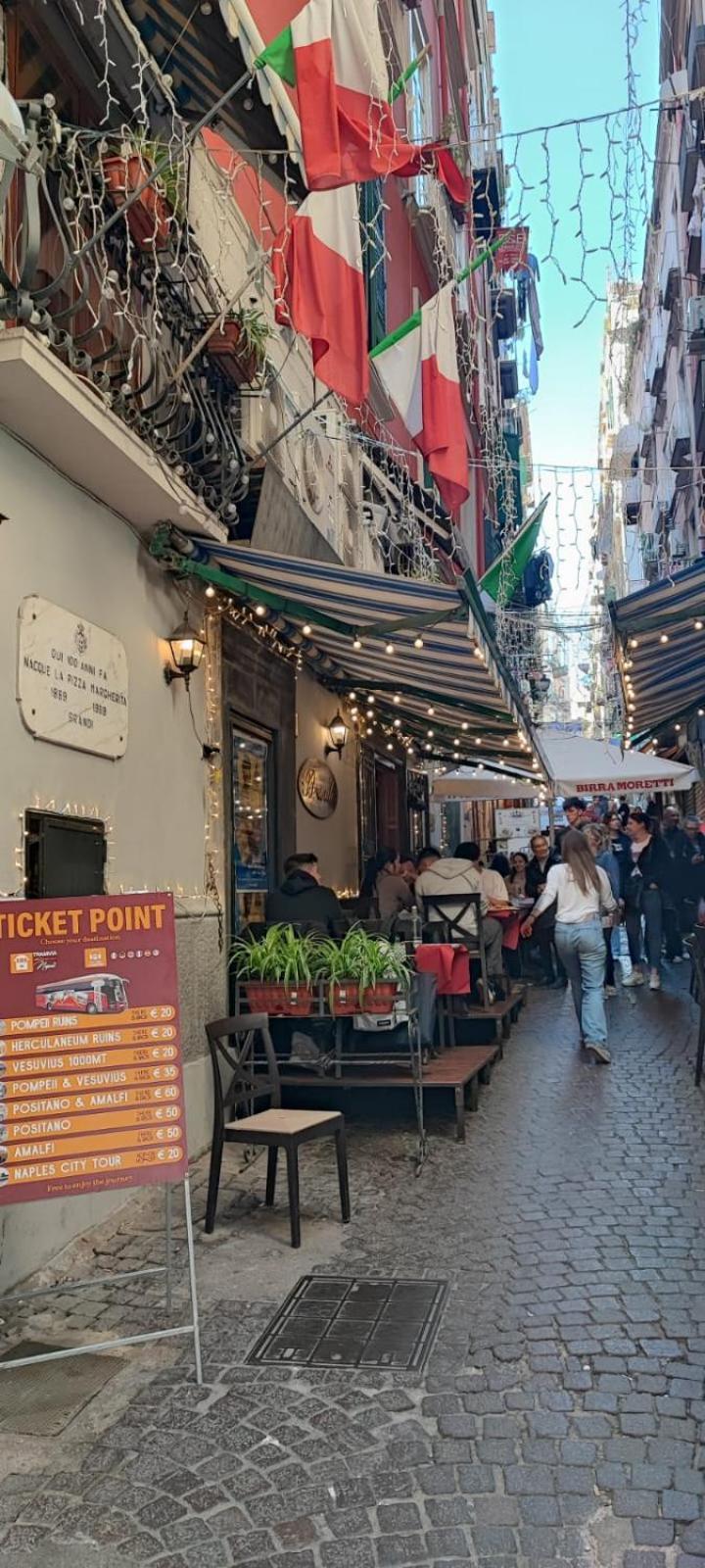 La Chicca Appartamento Intero Nei Quartieri Spagnoli Napoli Ngoại thất bức ảnh